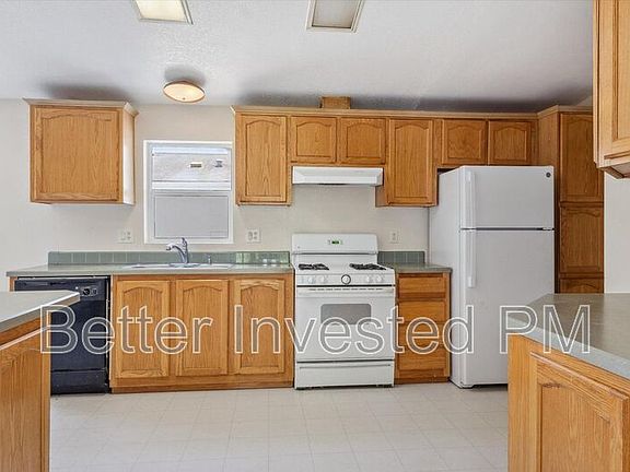 4th image of 1447 E Oak St