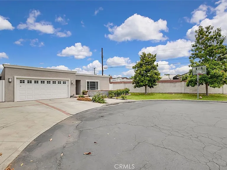 1015 E Walnut Ave — Photo 3