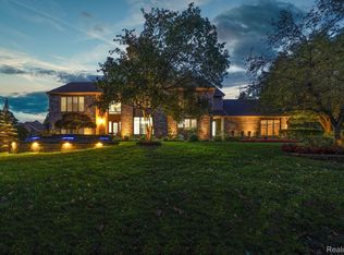 1845 Sutton Place Dr, Troy, MI