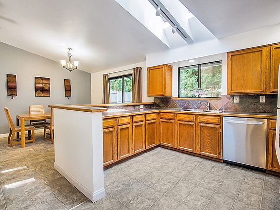 4th image of 8130 Lake Forest Dr SE