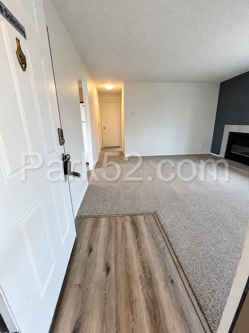 Remodeled 2 Bedroom 1 Bathroom Upper Level Sumner Apartment — Photo 3