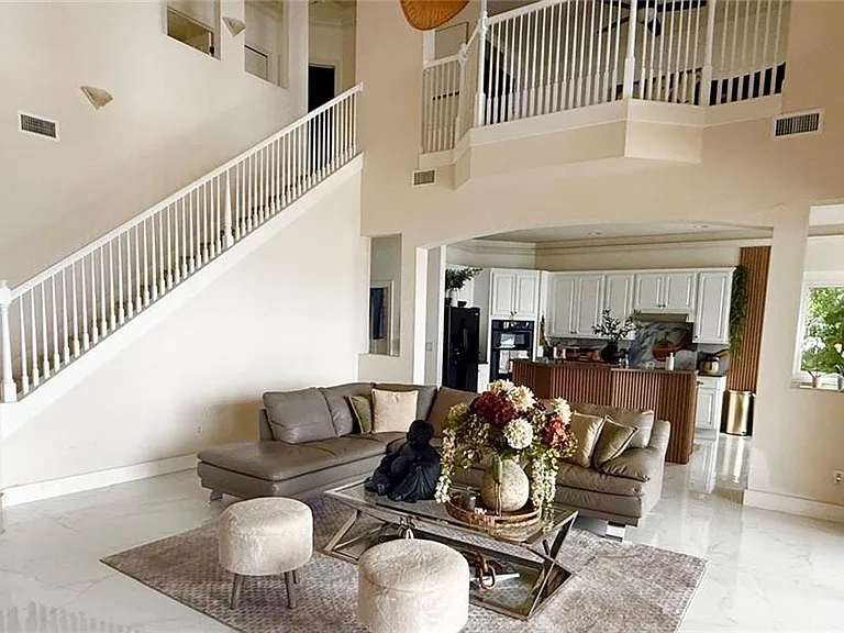 E Riverside Dr — Photo 24