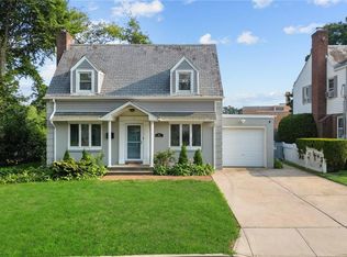 10 Lake Dr S, Valley Stream, NY 11580