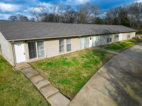 211 Oak St. Apartments