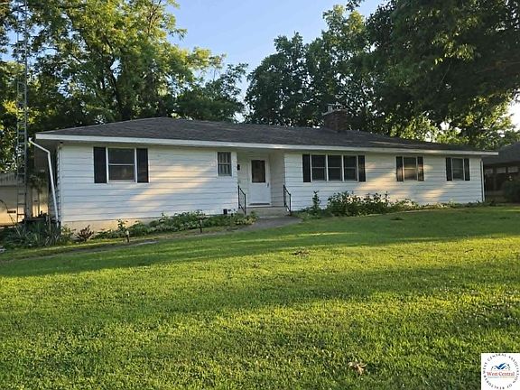 3rd image of 208 E Bodine Ave