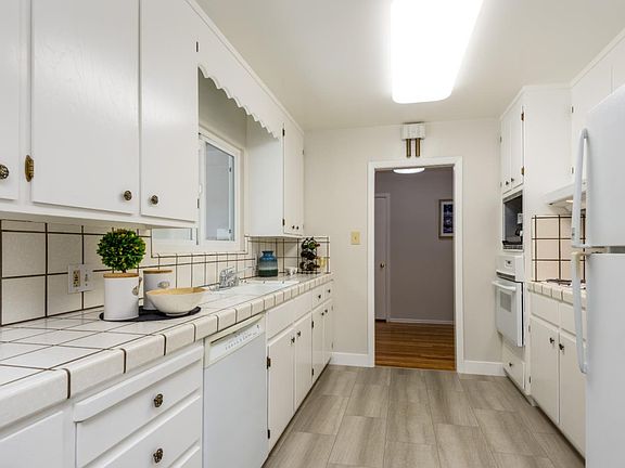 4th image of 1054 Lois Ave