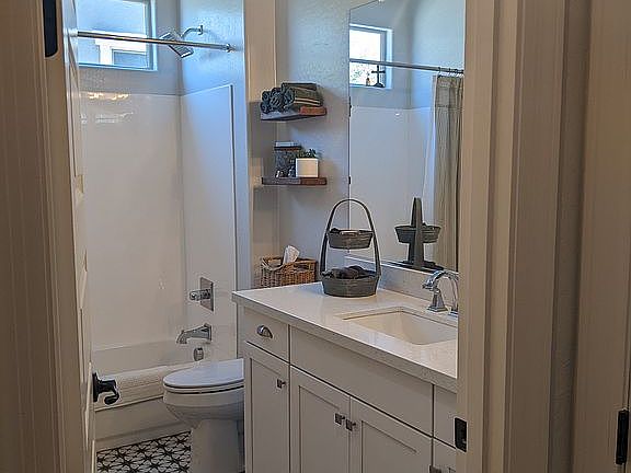 Guest bathroom 