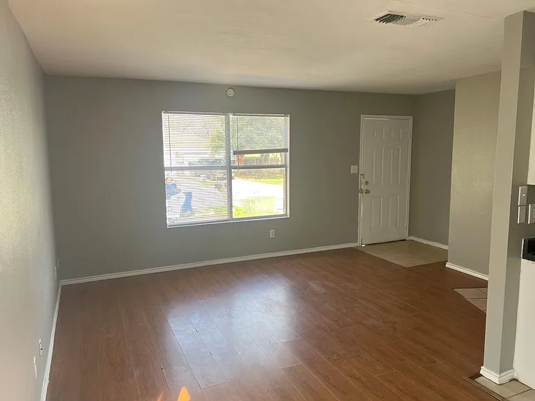 305 Casie Ct — Photo 2