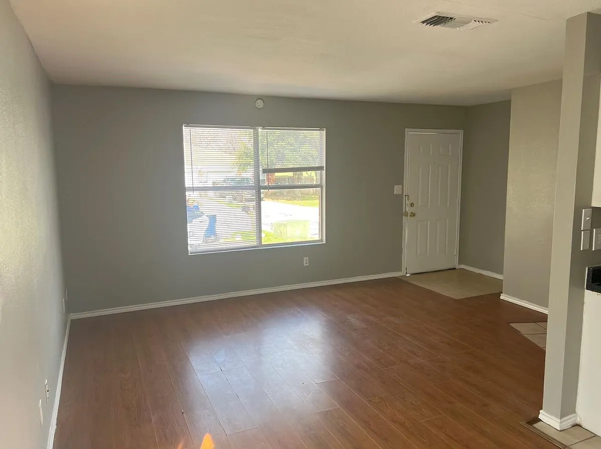 Building Photo - 305 Casie Ct