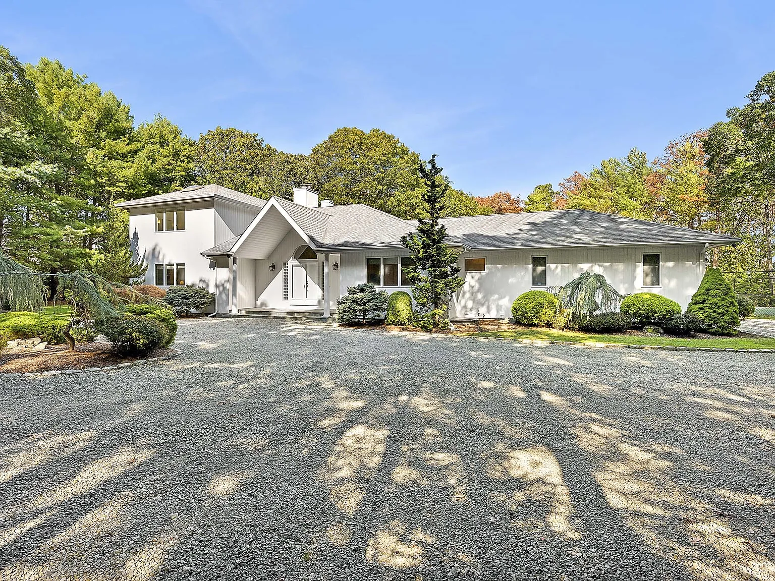 Quogue North Contemporary Estate With Pool & Tennis — Photo 3