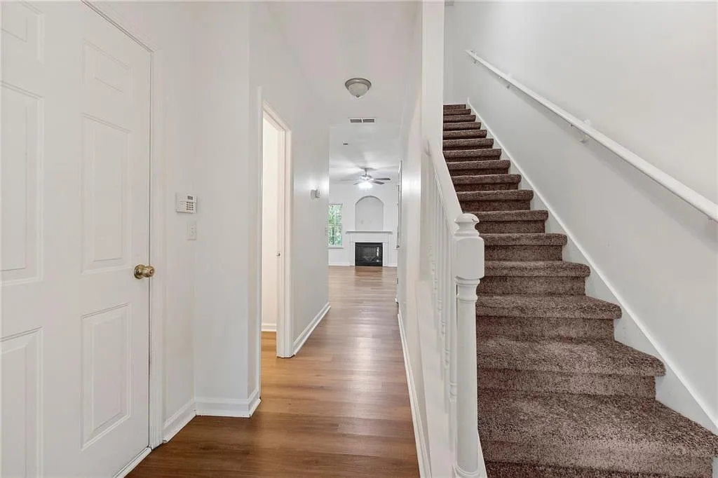 3 bed, 2.5 bath, 1613 sqft, $2,000 — Photo 2
