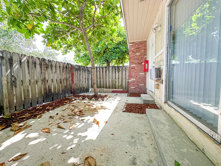 1025 S K St #5 — Photo 11