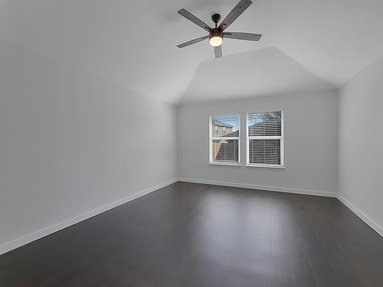 605 Clearbrook St — Photo 3