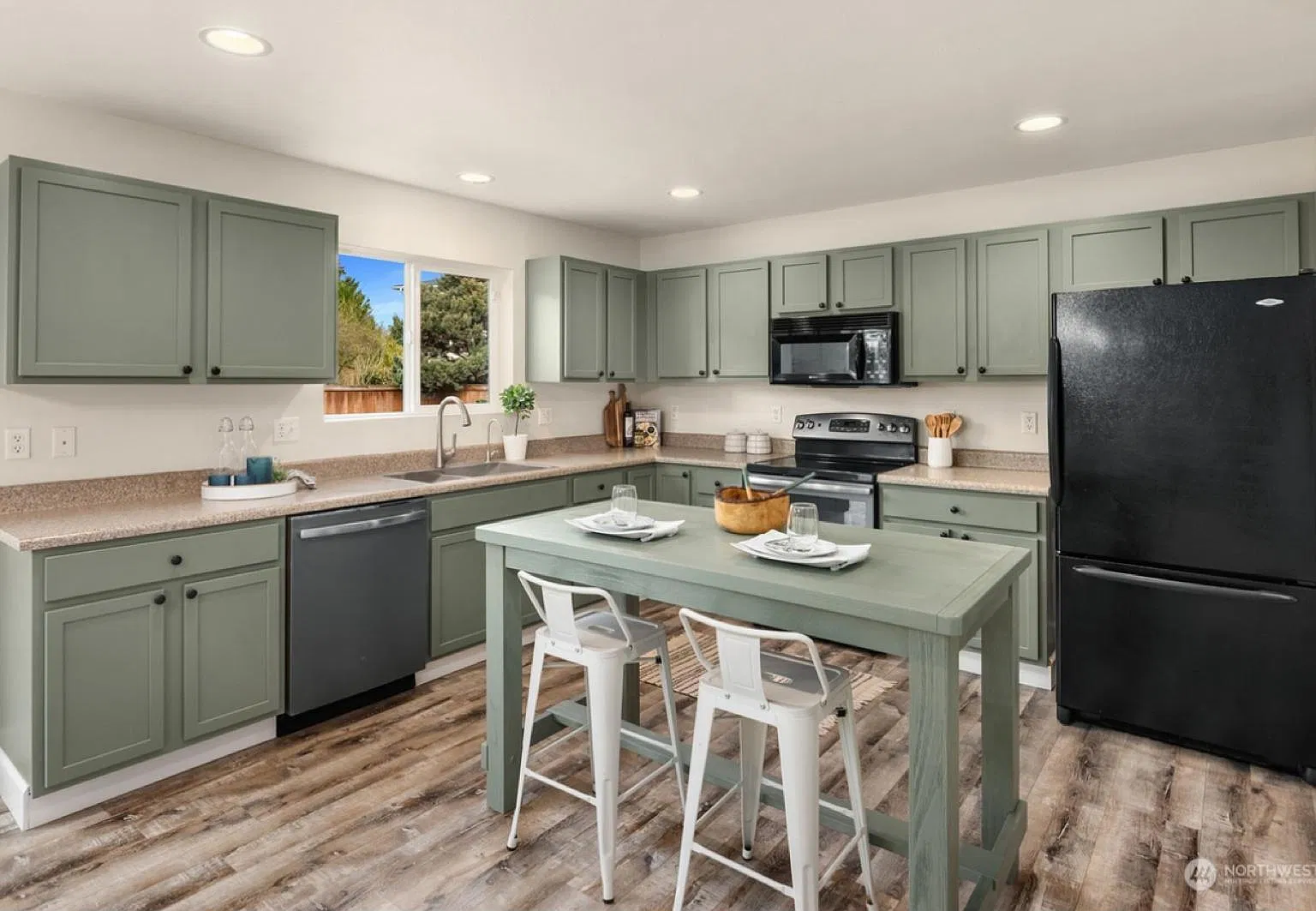 3 bed, 2292 sqft, $3,250 — Photo 3