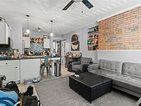 4th image of 2817 Jane St