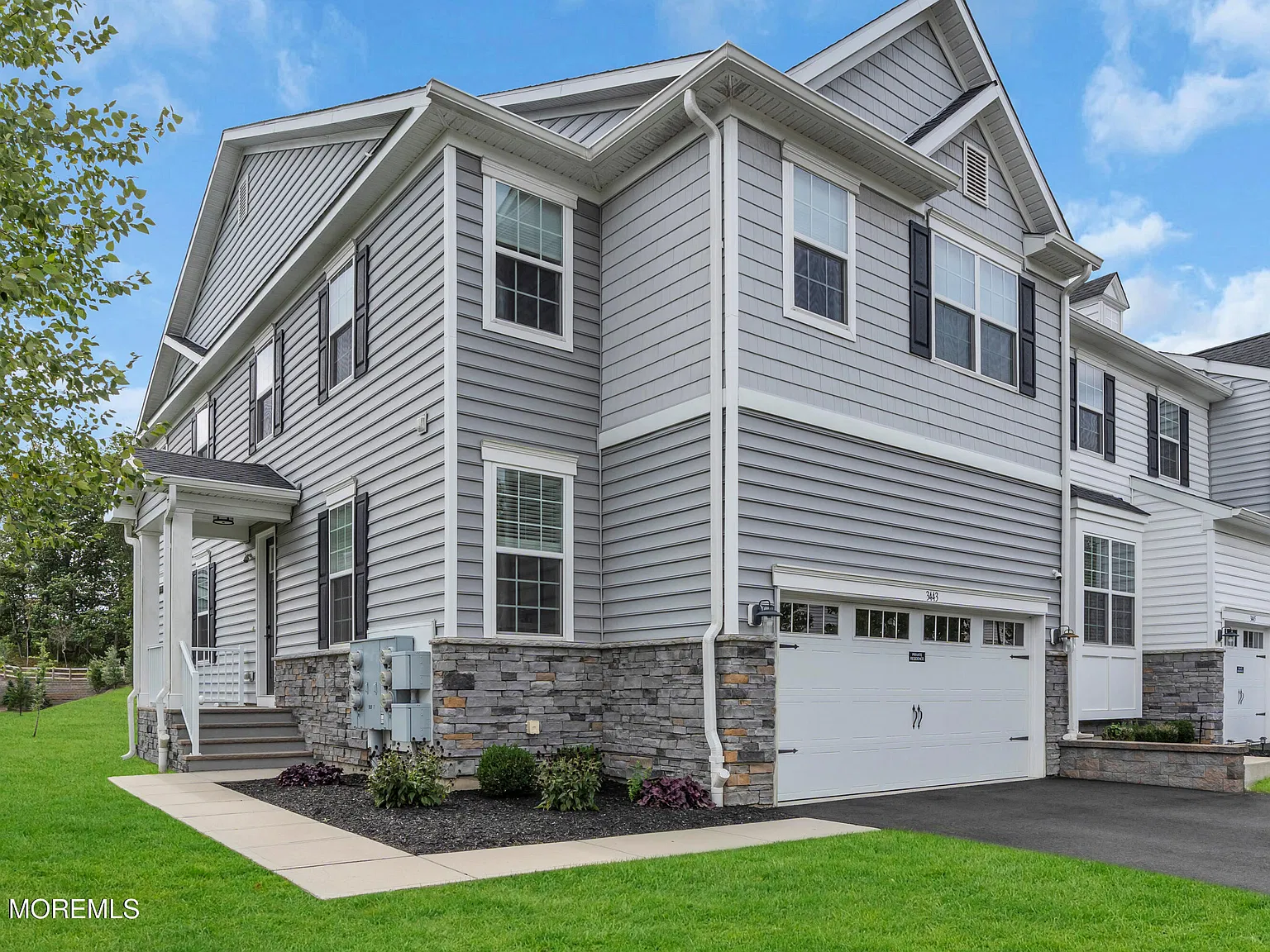 3 bed, 2.5 bath, 2392 sqft, $4,300 — Photo 2