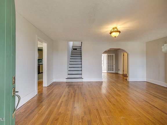 5th image of 3241 Clover St