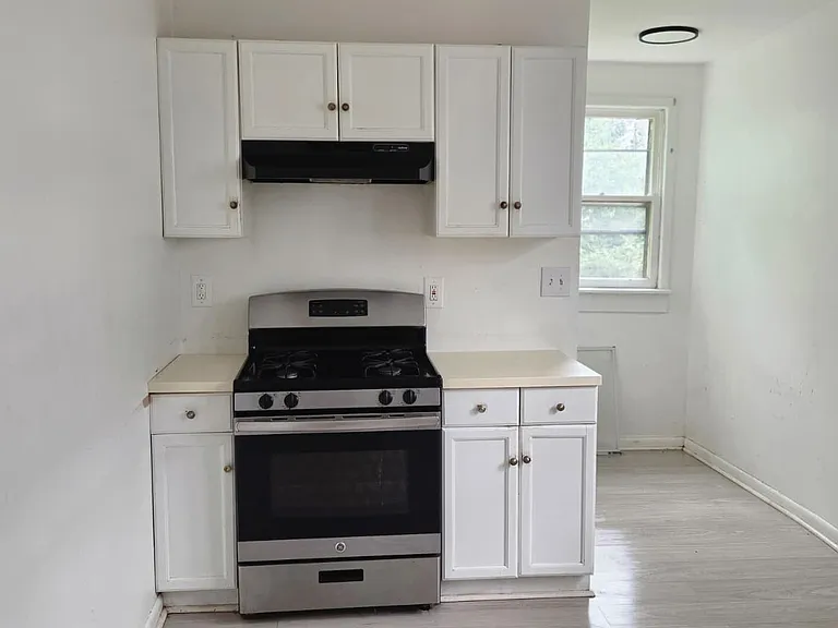 1035 Morris St #2 — Photo 9