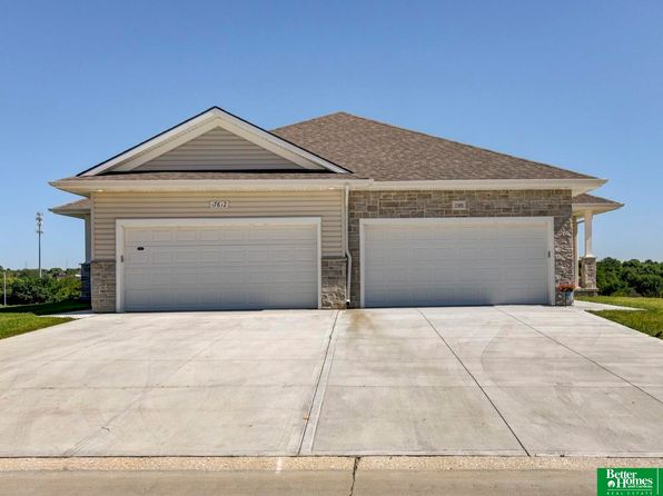 17676 Greenleaf St, Omaha, NE 68136