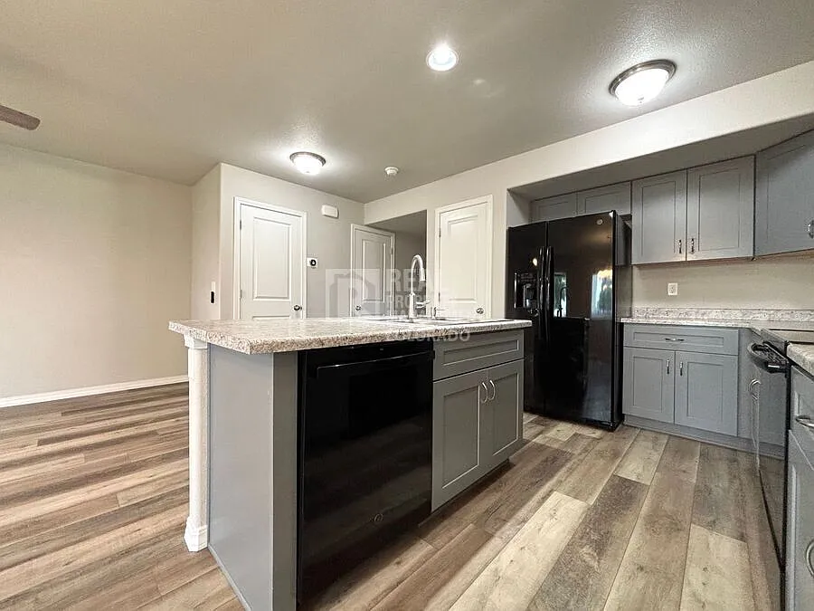 Modern 3 Bedroom Home with Central AC, Garage & Private Patio Near Fort Carson — Photo 4