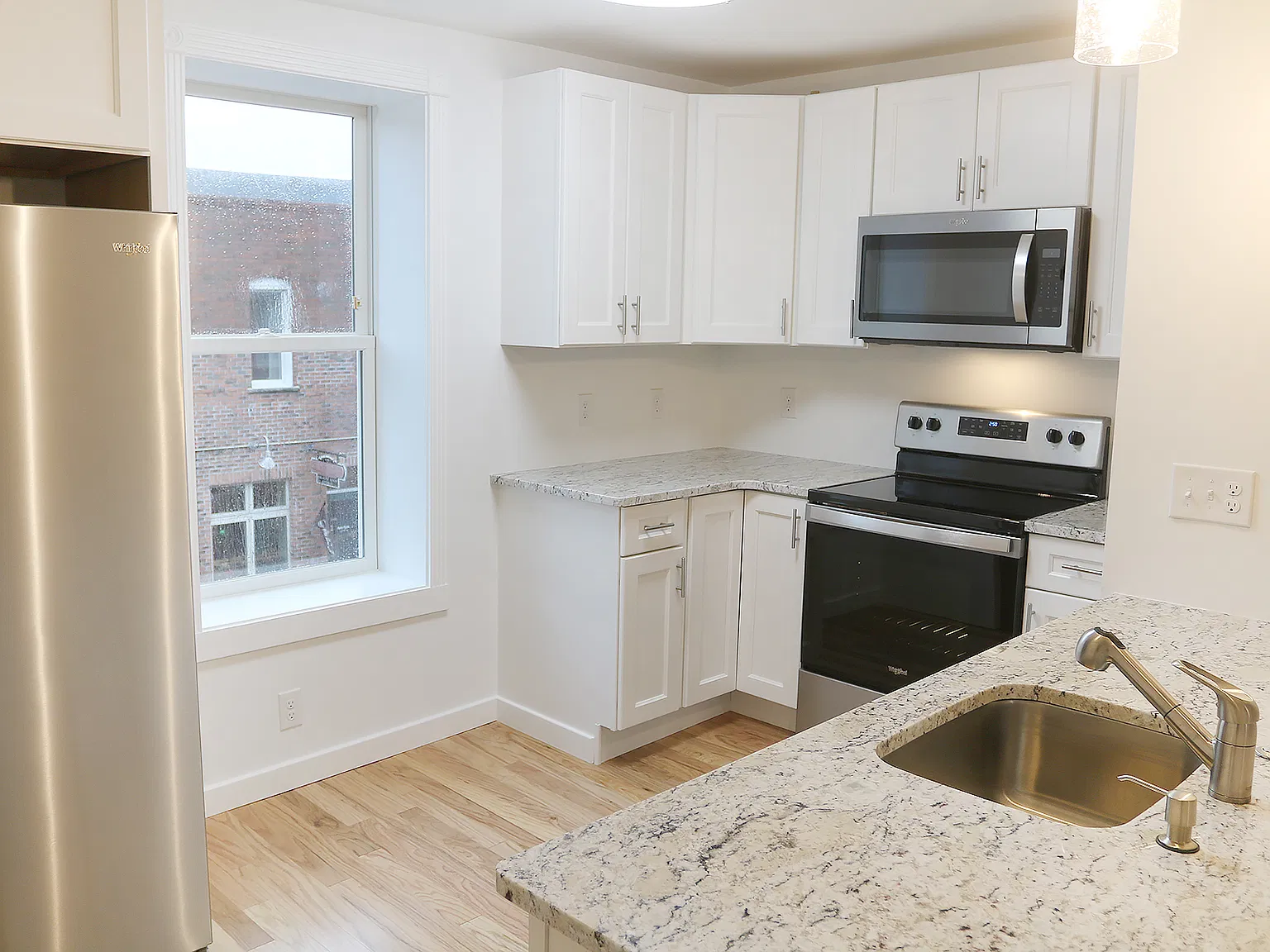 2 bed, 820 sqft, $1,950 — Photo 2
