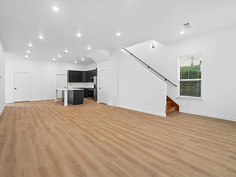 8924 Dunlap Dr — Photo 5