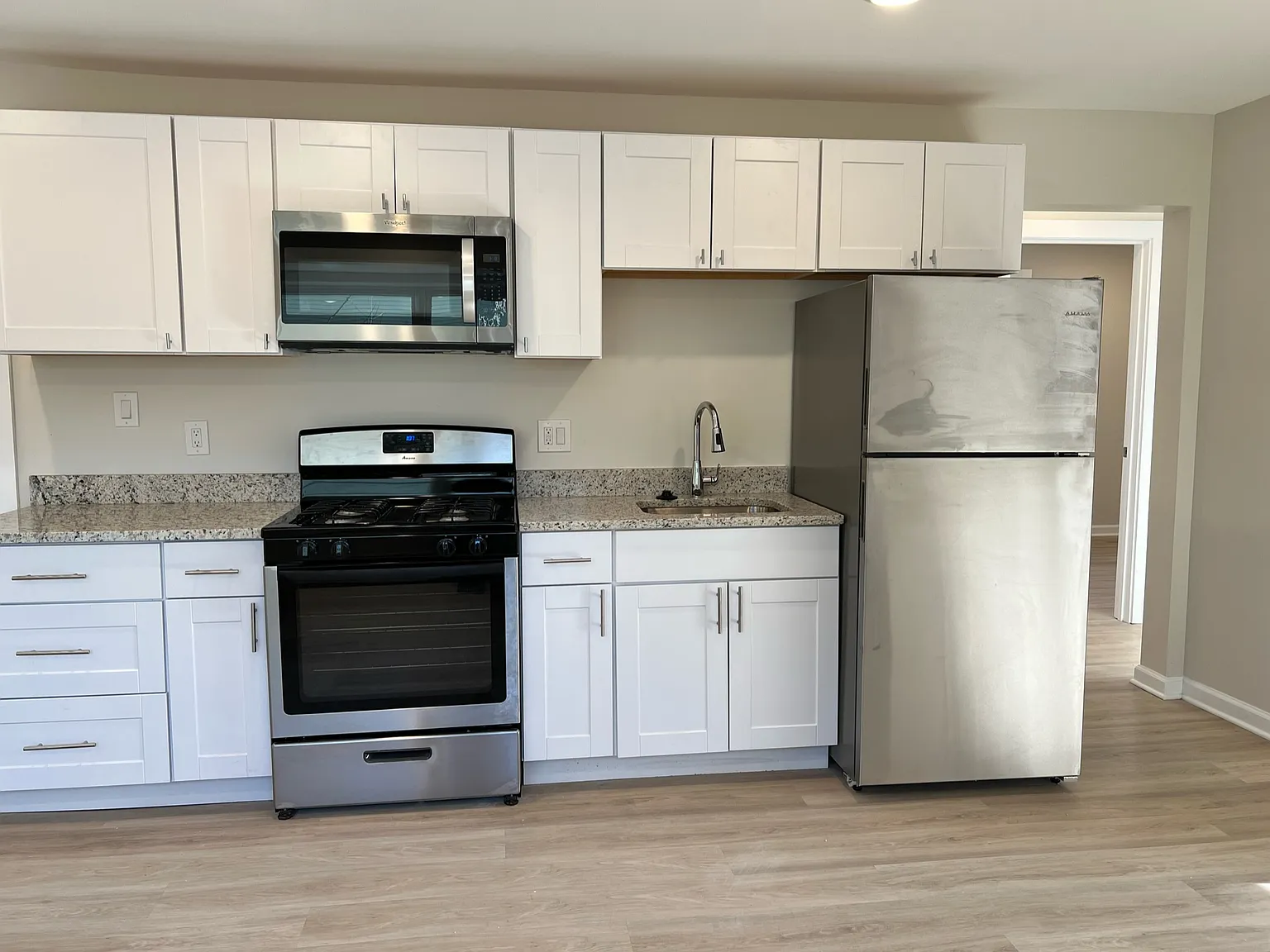 3 bed, 680 sqft, $1,895 — Photo 2