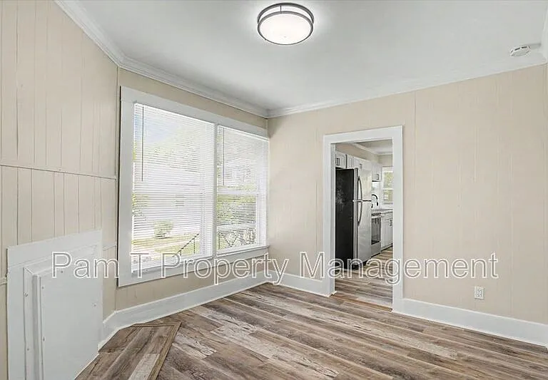 16 Helmken St — Photo 8