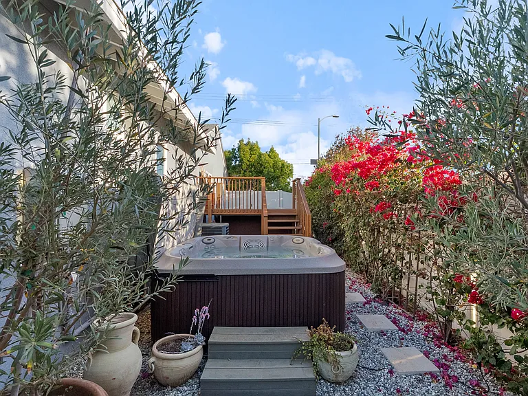 17453 Burbank Blvd — Photo 18