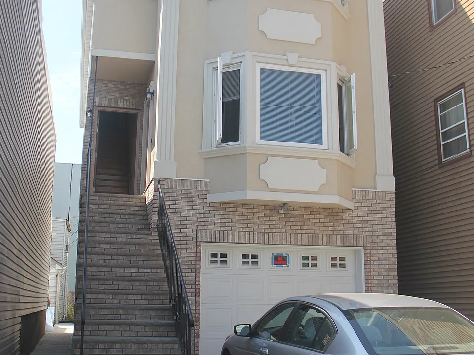 Building Photo 3