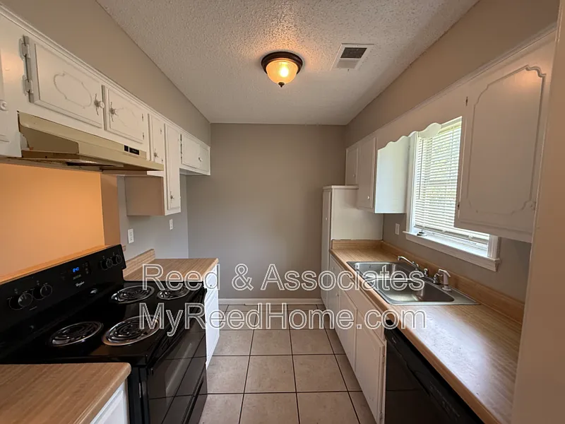 2 bed, 1.0 bath, 957 sqft, $1,195 — Photo 2