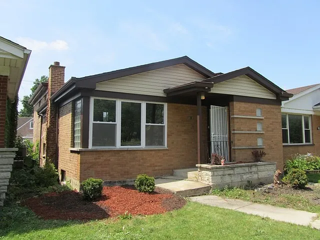 9818 S King Dr photo 1