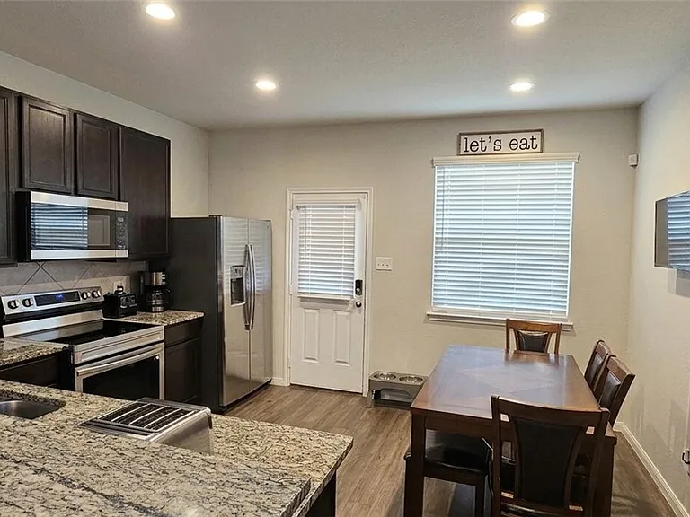 969 Crossing Dr — Photo 4