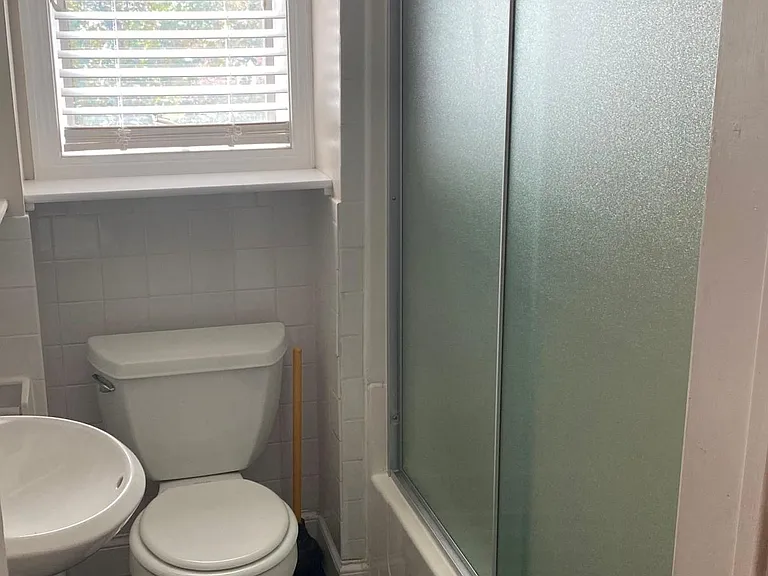 Main Floor 2-Full Bathroom