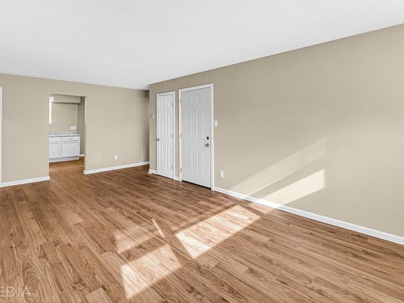 4th image of 1307 Calumet Ave #1