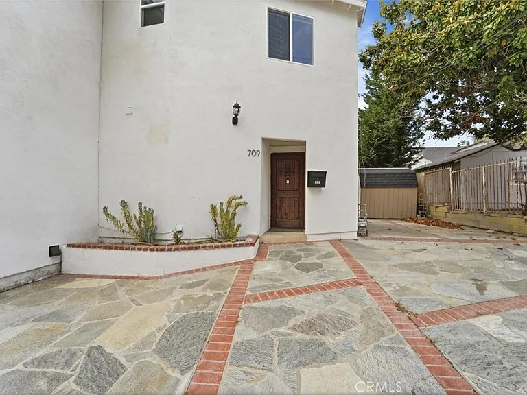 709 Warren Ln — Photo 6