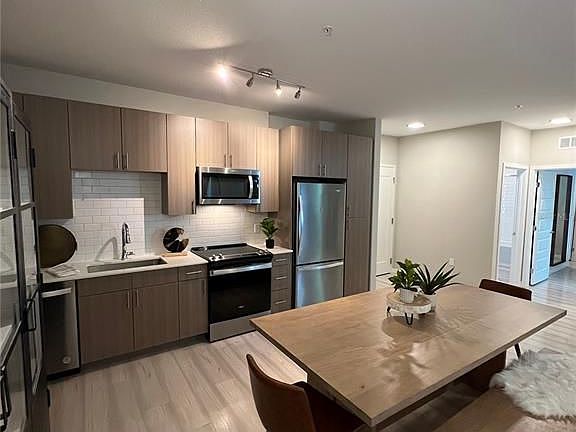 2nd image of 600 W Amelia St #24