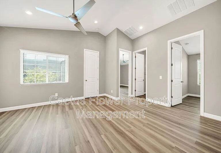 3067 N 33rd Pl — Photo 4