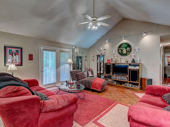 4th image of 330 Summit Dr