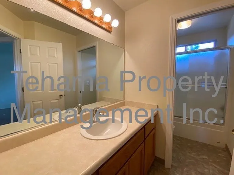 1070 Lakeside Dr — Photo 9