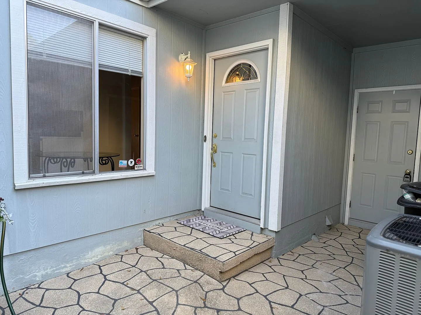 Townhome Off The Parkway With 2 Car Garage — Photo 2
