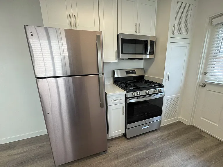 5058-68 Santa Monica Ave — Photo 17