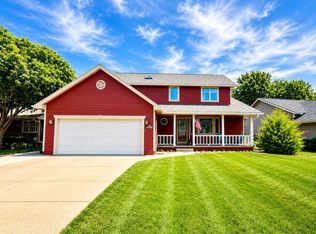 2208 Valley Rd, Yankton, SD 57078