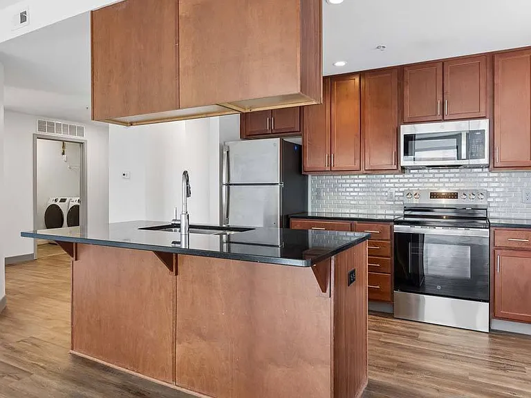 Midtown Crossing Apartments — Photo 165