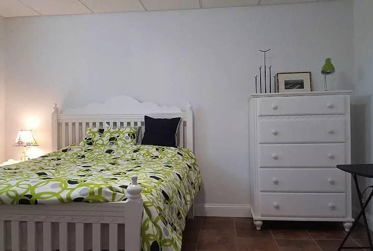 bedroom with queen size bed
