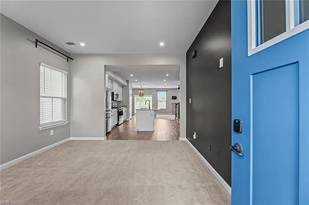 3 bed, 2.5 bath, 1968 sqft, $2,800 — Photo 3