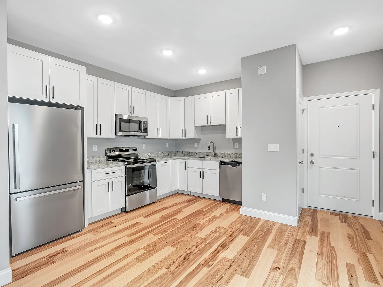 2 bed, 900 sqft, $1,365 — Photo 2