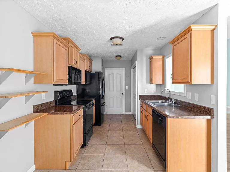3565 Southwood Dr — Photo 12