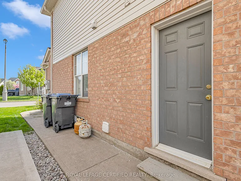34 Tawnie Cres — Photo 4