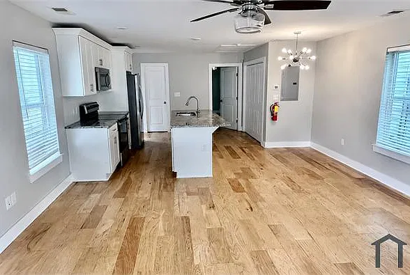 1 bed, 698 sqft, $1,300 — Photo 2